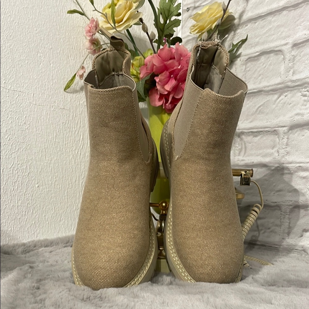 Women's Dunes Tan Ankle Boots. As New